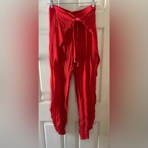 NWOT - Guess pink flowy pants - size SM.